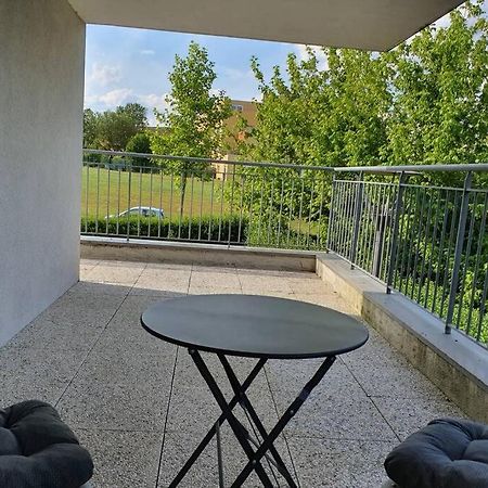 Appartement Contemporain Renove A Neuf Avec Cuisine Equipe - Val De Reuil Val-de-Reuil Buitenkant foto