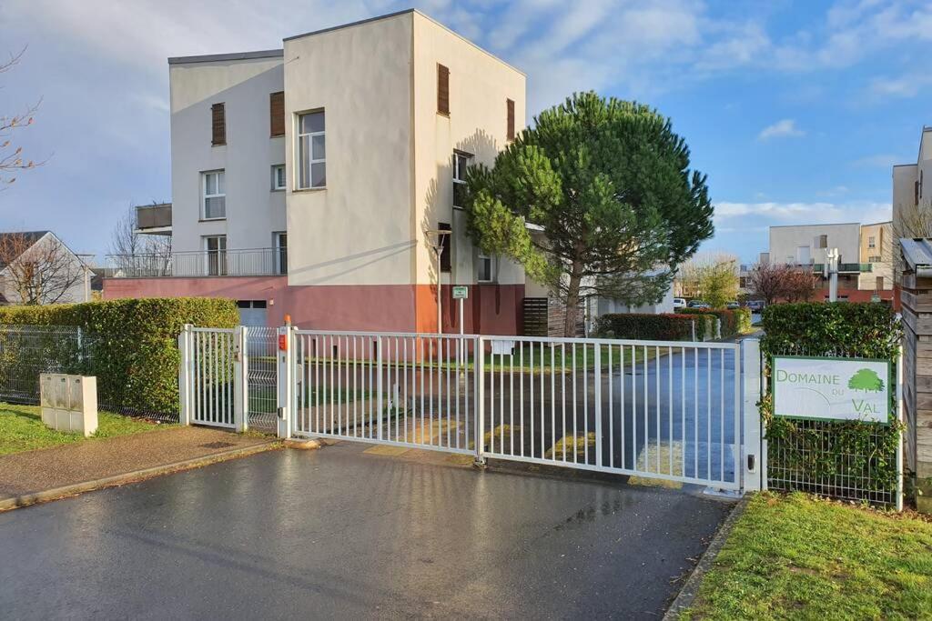 Appartement Contemporain Renove A Neuf Avec Cuisine Equipe - Val De Reuil Val-de-Reuil Buitenkant foto