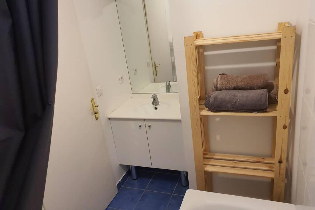 Appartement Contemporain Renove A Neuf Avec Cuisine Equipe - Val De Reuil Val-de-Reuil Buitenkant foto
